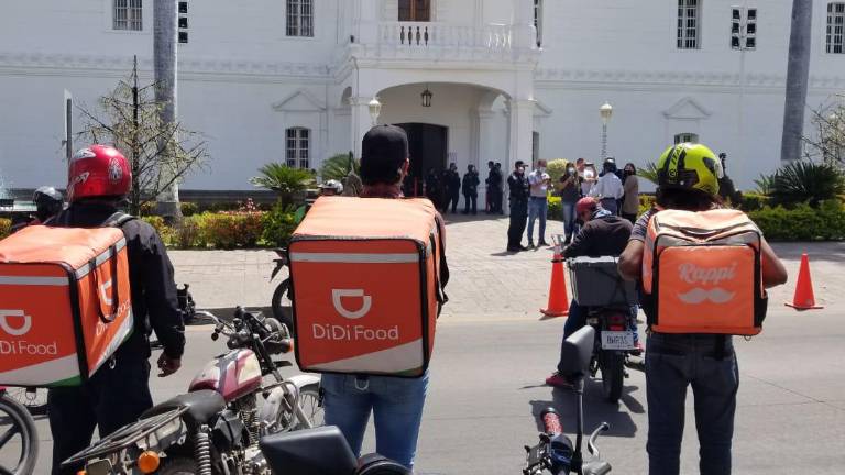 Repartidores de comida se manifiestan frente al Ayuntamiento de Culiacán.