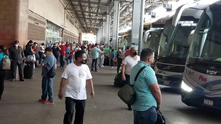 Sin salidas al sur, Central Camionera tiene 800 pasajeros varados y 300 unidades detenidas en Culiacán