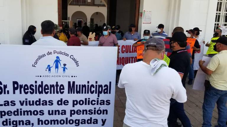 Familias de policías caídos se manifiestan