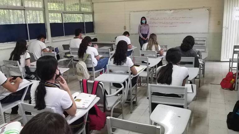 El director de la prepa Guasave Diurna expuso que para regresar a la presencialidad hicieron un trabajo previo para estar en condiciones seguras tanto los alumnos, como maestros y trabajadores administrativos.