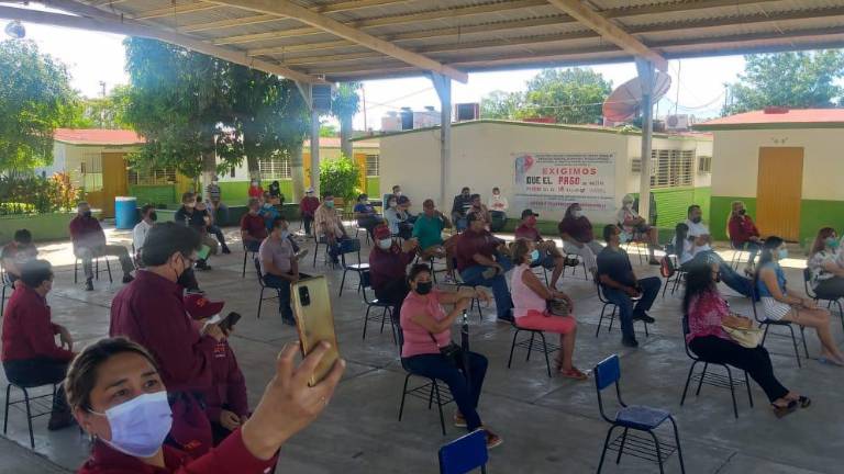 Los docentes en la reunión magisterial.