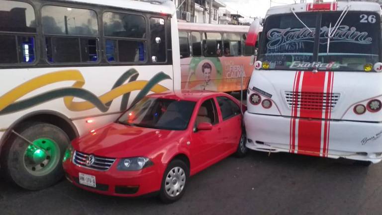 Automóvil queda prensado entre dos camiones urbanos, en Mazatlán