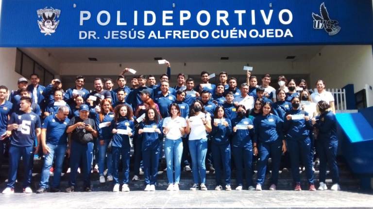 Los deportistas de Águilas UAS muestran los apoyos económicos otorgados por Gobierno de Sinaloa y por la UAS.