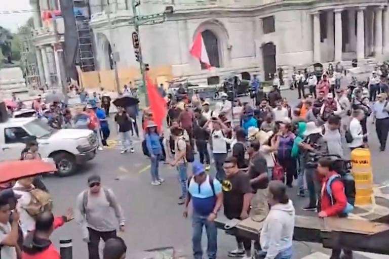 Choca CNTE con policías; les bloquean el Zócalo
