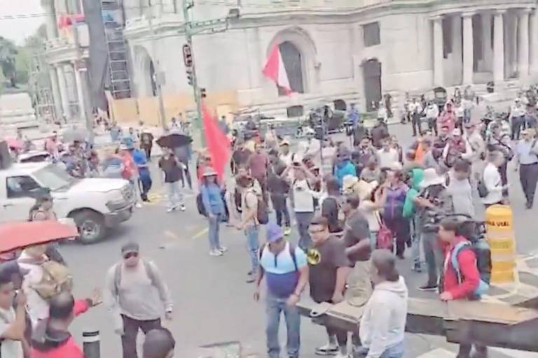 Choca CNTE con policías; les bloquean el Zócalo