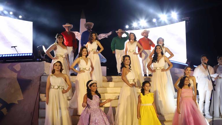 Los aspirantes a los reinados del Carnaval de Mazatlán 2026 “Arriba la Tambora” en su presentación.
