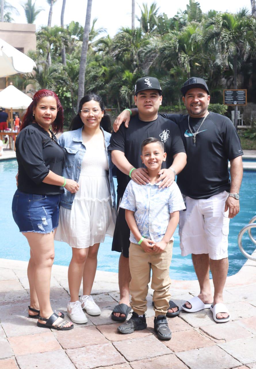 $!Cristina Portillo y Marco Antonio Valles con sus hijos, Xiomara, Marco Antonio y Jeshua Mateo Valles, de Navojoa.