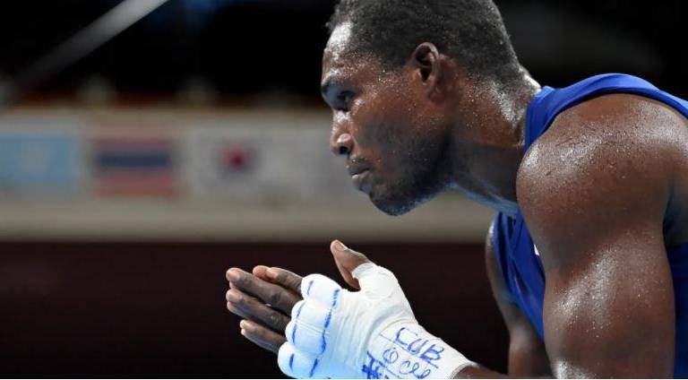 Oro de cubano Julio César la Cruz, que hace historia en dos pesos en los Juegos Olímpicos
