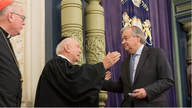 el Secretario General, António Guterres (derecha), saludando a Arthur Schneier, fundador y presidente de la Fundación Appeal of Conscience, en una ceremonia interreligiosa en 2018 tras el tiroteo masivo en la sinagoga Tree of Life de Pittsburgh.