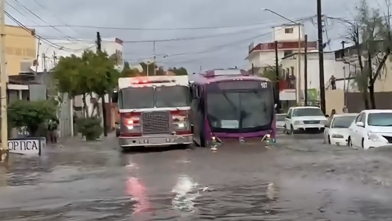Bomberos de La Paz rescataron a 30 pasajeros de un camión urbano atrapado por las corrientes generadas por las lluvias este viernes.