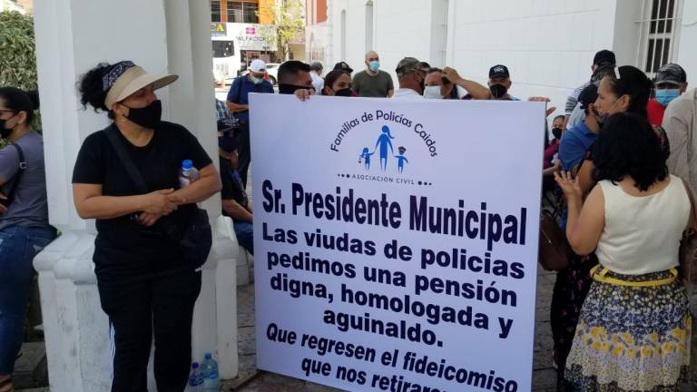 Policías jubilados y viudas protestan en el Palacio Municipal de Culiacán; exigen pagos pendientes