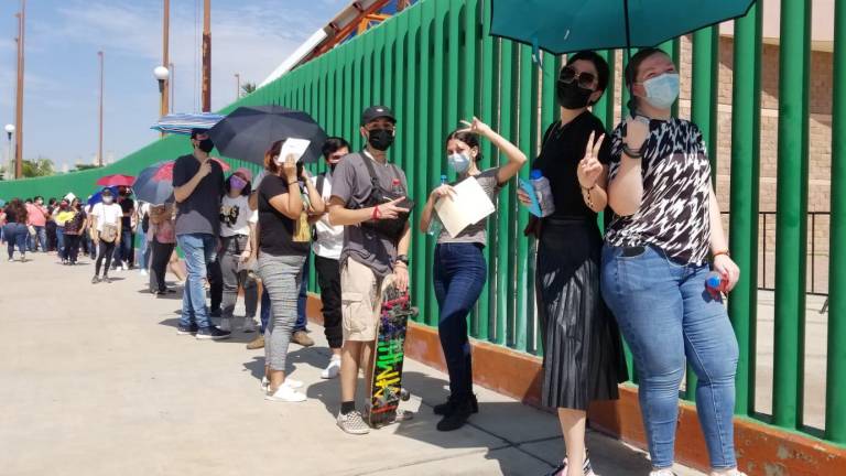 En el primer día de vacunación, cientos de jóvenes van por su primera dosis en Culiacán