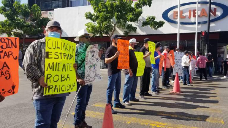 ¡Tome precauciones! Policías jubilados tienen cerradas vialidades del Centro de Culiacán