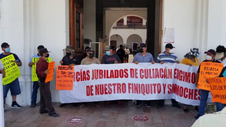 Policías y viudas de agentes de nuevo protestan en el Palacio Municipal de Culiacán.