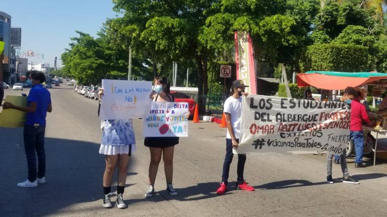 Estudiantes de preparatorias de Sinaloa exigen vacunas