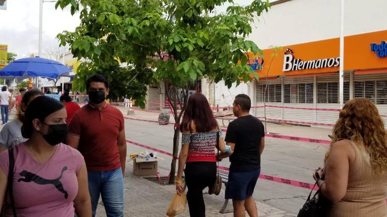 El inmueble donde ocurre el derrumbe es acordonado.