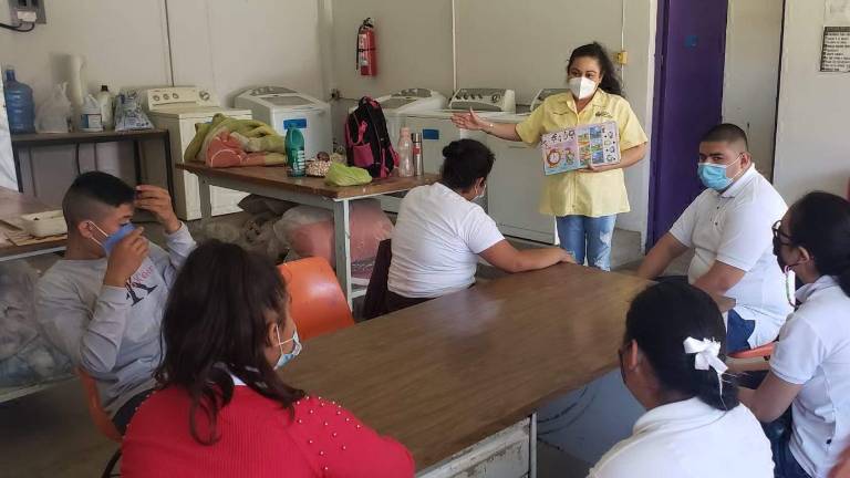 Alumnos del CAM 11 en Rosario requieren la ayuda de todos para reparar el equipo de lavandería dañado desde hace tres años.