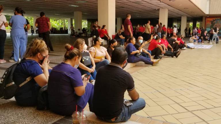 Trabajadores sindicalizados del Hospital Civil de Culiacán exigen el pago salarial acordado en el contrato 2020