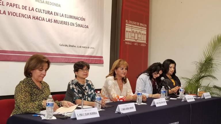 En El Colegio de Sinaloa se llevó a cabo la mesa redonda sobre la importancia de la cultura en la eliminación de la violencia en las mujeres.