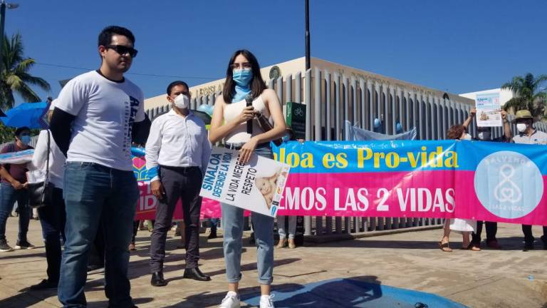 Grupo Pro vidas y feministas defienden su postura en cuanto a la despenalización del aborto, afuera del Congreso de Sinaloa.