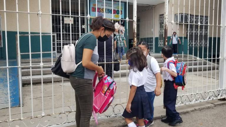 En Sinaloa hay mil 255 escuelas con el modelo híbrido con 17 mil 935 docentes, y 281 mil 168 alumnas y alumnos.