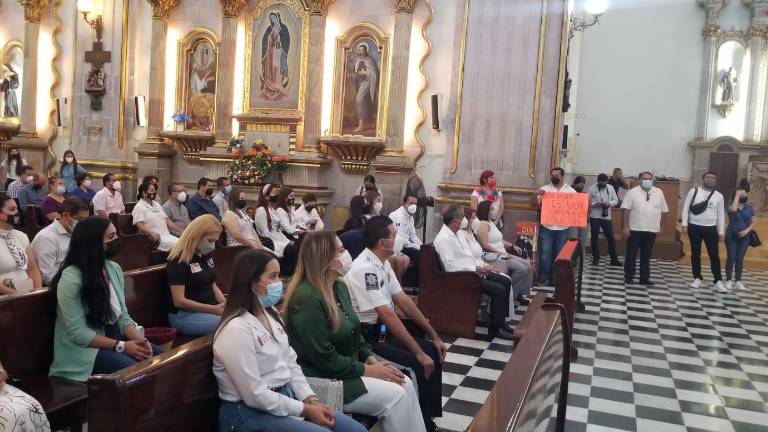 Funcionarios municipales y público en general, durante la misa por el aniversario de Culiacán.
