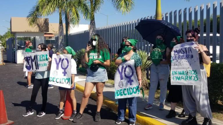 Con pancartas y listones verdes, las activistas pedían que se aprobara la iniciativa que busca quitar la ilegalidad en el aborto.