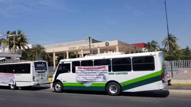 Concesionarios del transporte público urbano se manifiestan a las afueras del Congreso del Estado