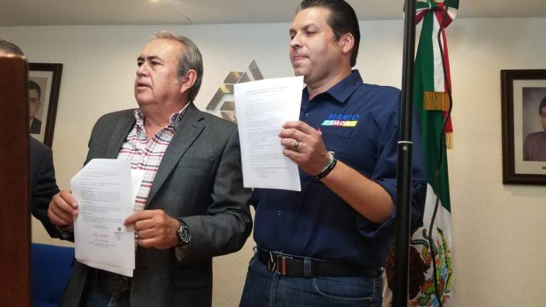 Mario Zamora, candidato a Gobernador de Sinaloa, firma los 10 compromisos que está impulsando la Coparmex en Sinaloa.