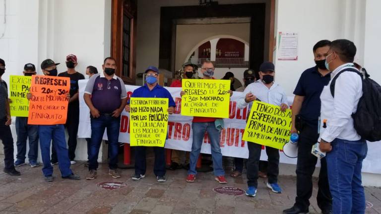 Policías jubilados se manifiestan una vez más en el Ayuntamiento de Culiacán.