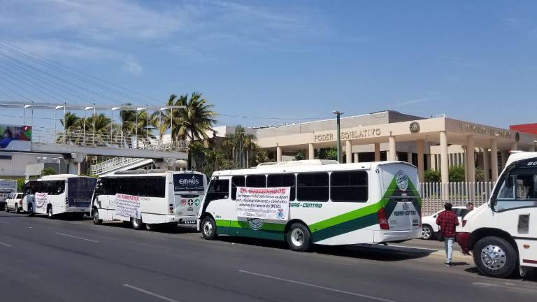 Concesionarios del transporte público urbano se manifestaron a las afueras del Congreso del Estado por la escasez de diesel