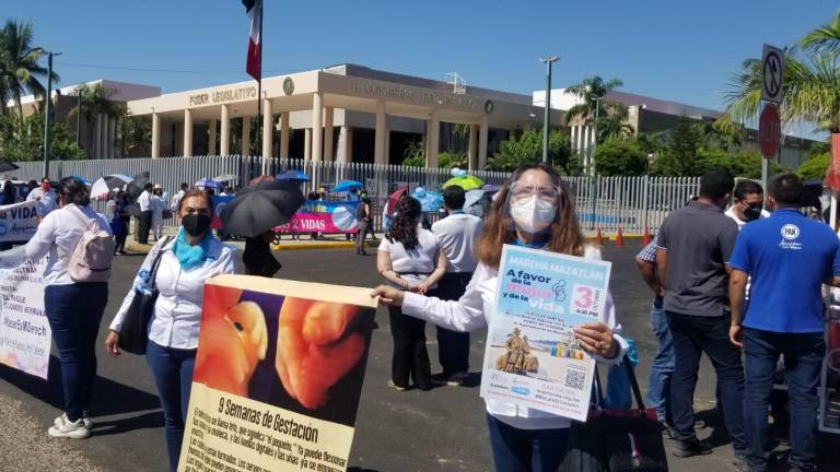 Desde Mazatlán llegaron al Congreso para defender el derecho a la vida, pero se cancela discusión para despenalización del aborto