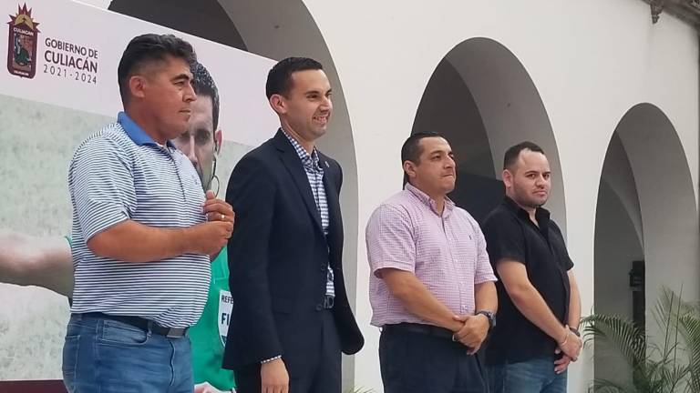 César Arturo Ramos Palazuelos estuvo en el Ayuntamiento de Culiacán, donde compartió sus experiencias dentro del futbol profesional.