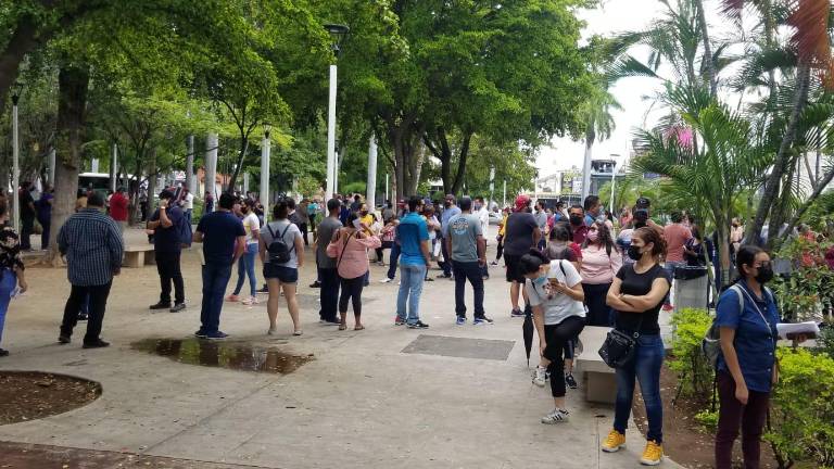 Personas de 30 39 años acuden en Culiacán a un macrocentro de vacunación por la dosis contra el Covid-19.