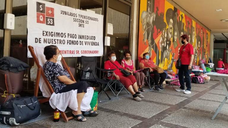 Toman maestros jubilados el Palacio de Gobierno; acusan incumplimiento en el compromiso de pagar fondo de vivienda