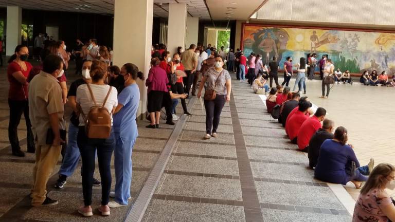 Trabajadores del Hospital Civil de Culiacán, durante su manifestación el lunes en el Palacio de Gobierno.