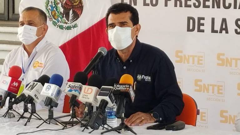 El líder del SNTE 5 3, José Fernando Sandoval Angulo, señaló que se tiene que asegurar que el color del semáforo de riesgo epidémico concuerde con una baja real de decesos por Covid.