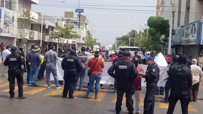 Policías jubilados mantienen cerrada la Avenida Álvaro Obregón, la mañana de este martes.