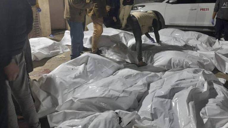 Cerca de 80 civiles murieron en ataques aéreos israelíes en el campo de refugiados de Al-Maghazi mientras dormían.