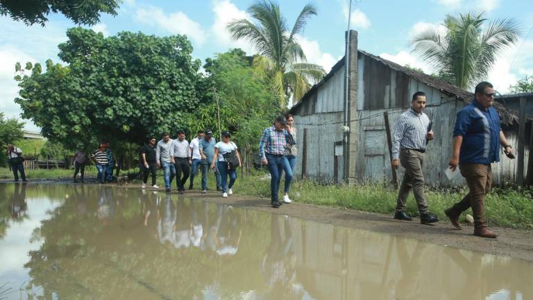 El alcalde de Mazatlán recorrió las zonas inundadas de Villa Unión y escuchó a los vecinos afectados.