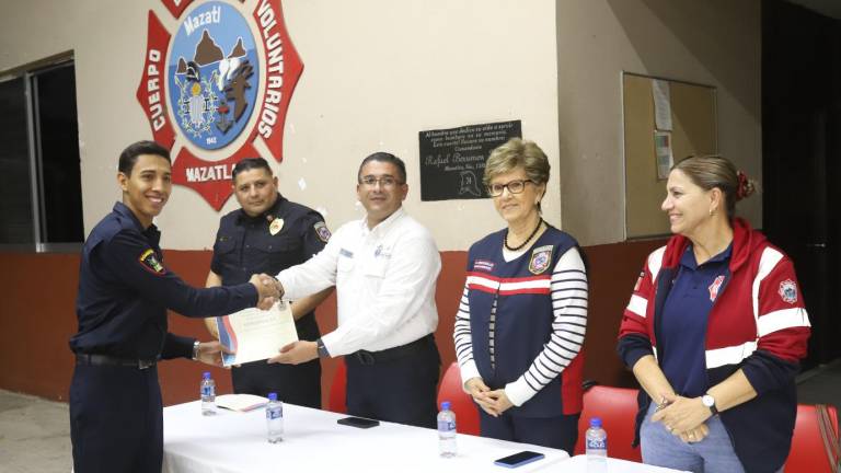 En el evento se entregaron reconocimientos a 8 aspirantes egresados de la Academia de Bomberos Mazatlán.