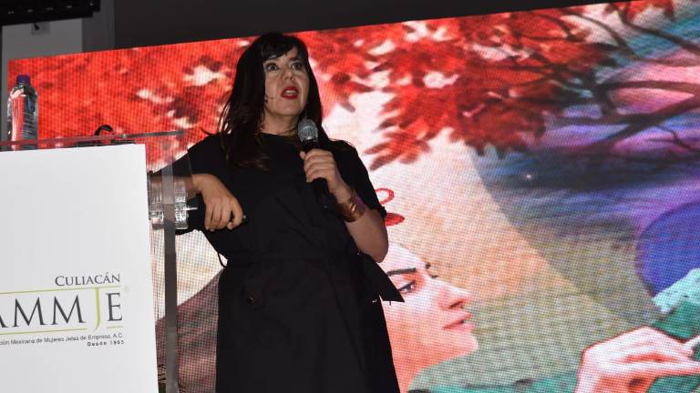 La escritora chilena visitó Culiacán para participar en el Summit Empresarial 2023 donde presentó su libro.