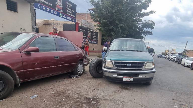 Juan Antonio estaba trabajando en un vehículo Toyota que estaba estacionado por la calle Herminio Pérez, en la colonia Independencia.