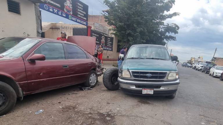 Camioneta se impacta contra vehículo que era revisado por mecánico en Culiacán