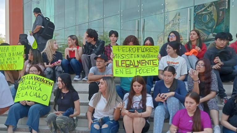 Personal señala que el proyecto de Estatuto Orgánico propuesto por el Rector Pedro Flores Leal viola los derechos de los universitarios.