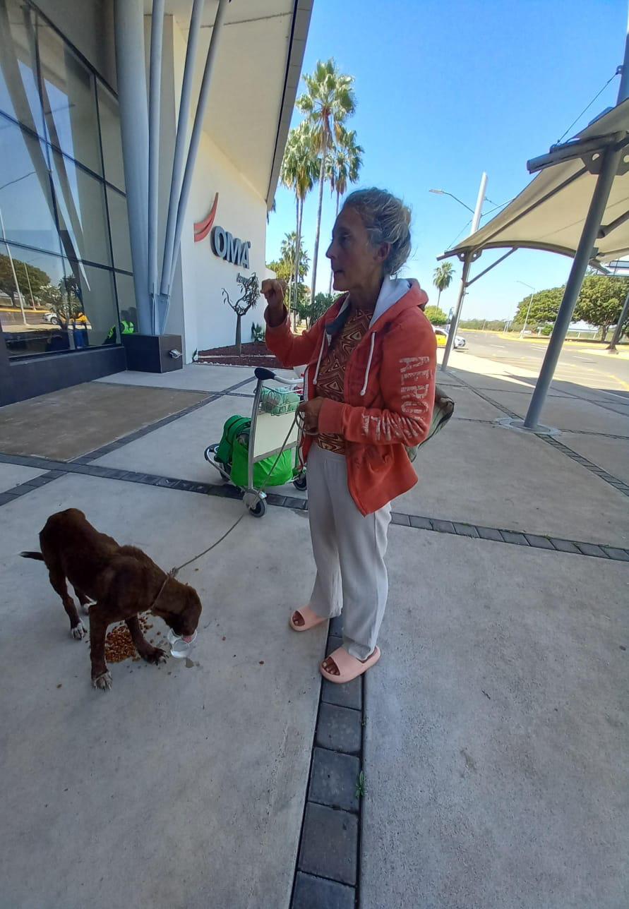 $!Atienden a extranjera varada en el aeropuerto de Mazatlán; buscan a sus familiares