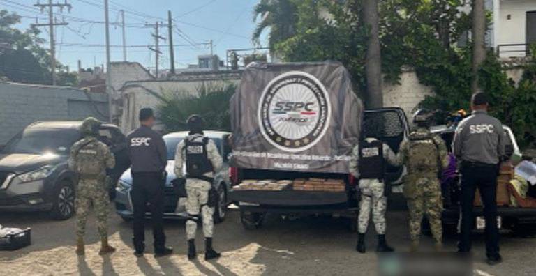 Autoridades federales realizaron el hallazgo de la droga sintética abandonada en un vehículo en el sur de Mazatlán.
