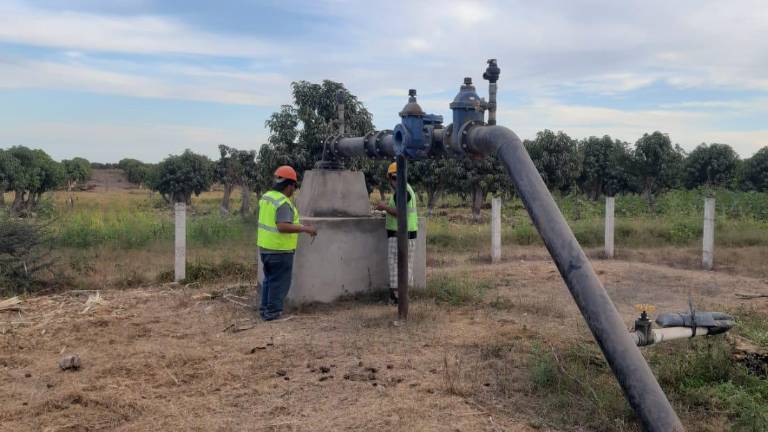 Trabajadores de la Jumapae en los trabajos del pozo.