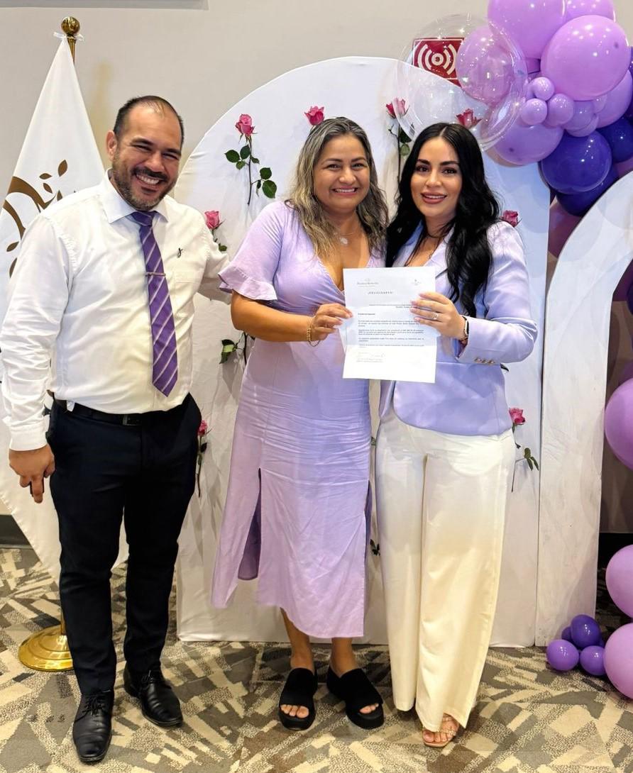 $!David Torres y Brianda Loc le entregan un reconocimiento a una las colaboradoras.