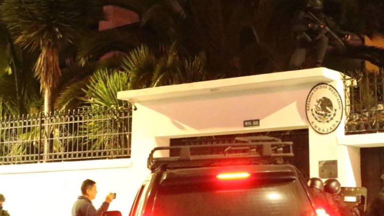 La noche del viernes, la Policía Nacional de Ecuador irrumpió en la sede de la Embajada de México en Quito.